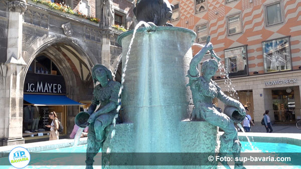 Munich Sightseeing Marienplatz Fischerbrunnen - Whats Up Bavaria Eps.1