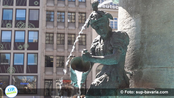 Munich Sightseeing Marienplatz Fischerbrunnen - Whats Up Bavaria Eps.1