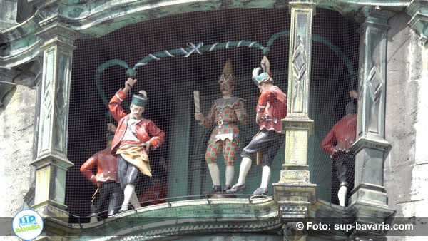 Munich Sightseeing Carillon figures - Whats Up Bavaria Eps.1